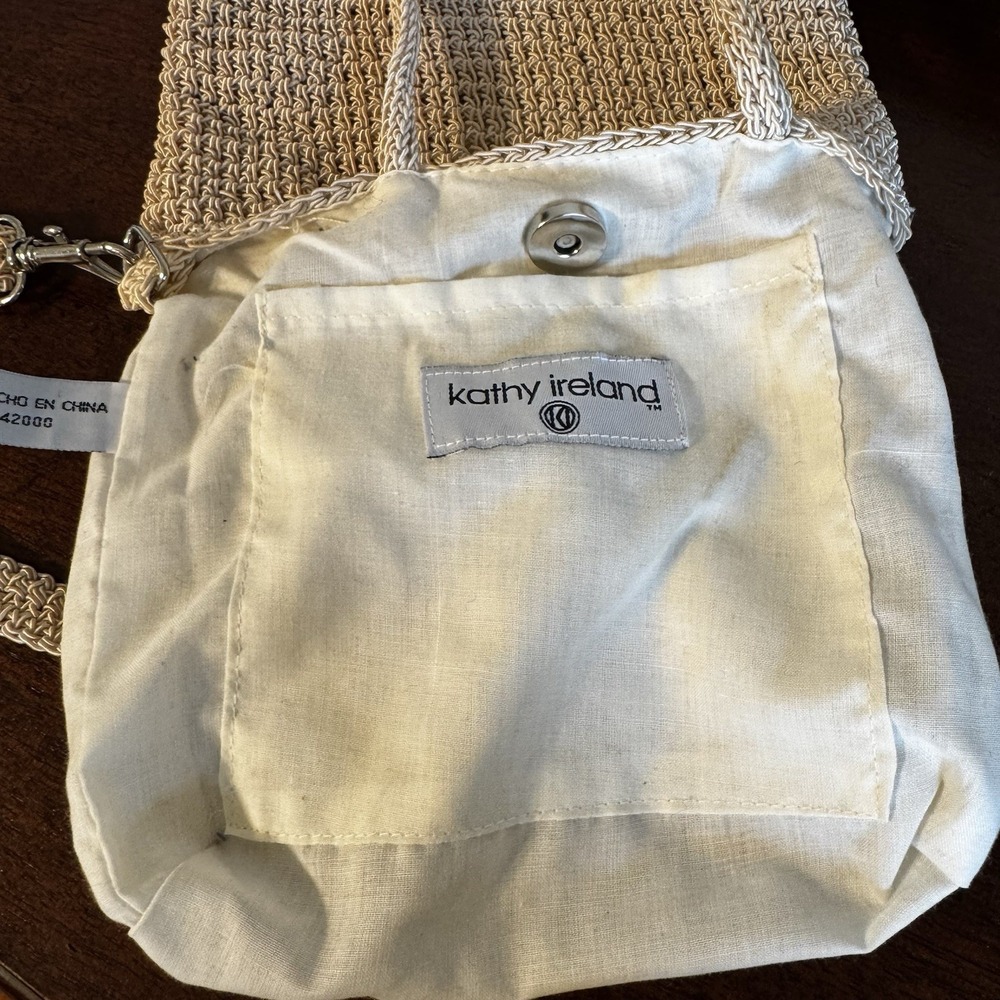 Kathy Ireland Purse Crossbody 7.25"x7.25" W/ Strap Ivory Color Zip Closure VNTG - Picture 8 of 12